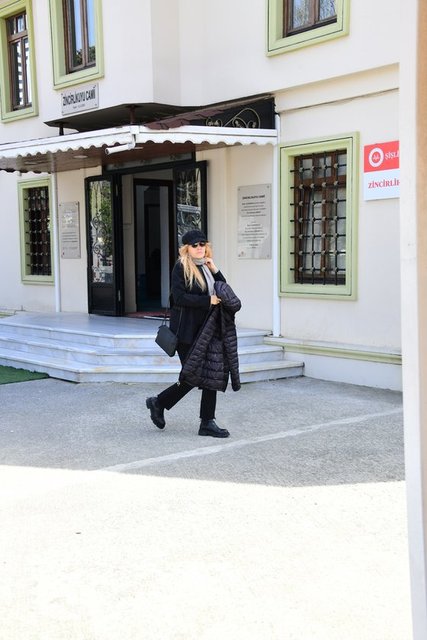 BERRİN ZORLU ZİNCİRLİKUYU CAMİİ'NDE TAŞDELEN AİLESİNE TAZİYELERİNİ İLETTİ.
