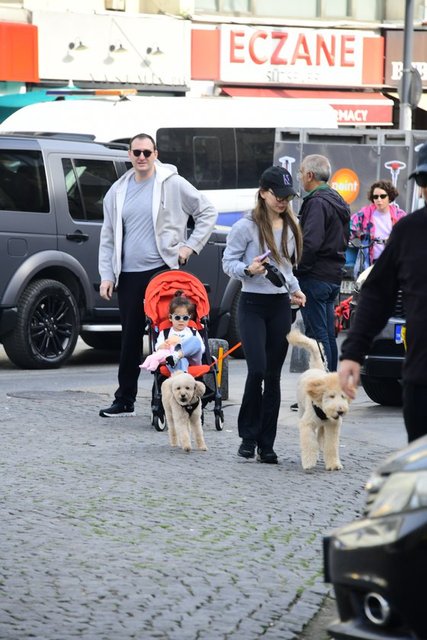 CEM VE LARA ÖZSÜER ÇİFTİ ÇOCUKLARIYLA BEBEK'TEYDİ.