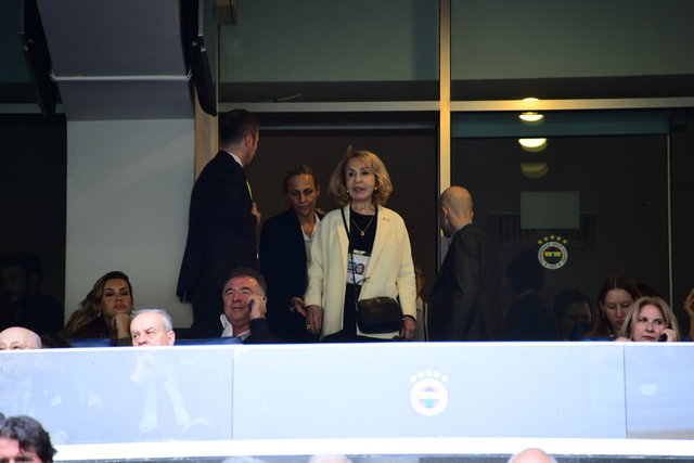 FENERBAHÇE SPOR KULÜBÜ BAŞKANI ALİ KOÇ'U KRİTİK TOPLANTIDA ANNESİ ÇİĞDEM SİMAVİ YALNIZ BIRAKMADI.
