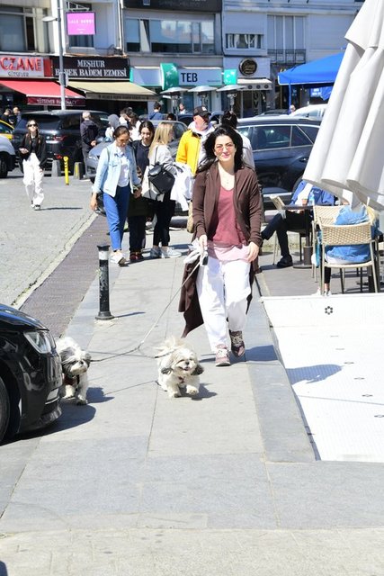 NAZLI KEÇELİ BEBEK'TE KÖPEKLERİYLE BİRLİKTE YÜRÜDÜ.
