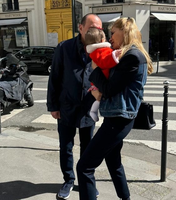 HACI-NAZLI SABANCI ÇİFTİ KIZLARIYLA BİRLİKTE PARİS'TE POZ VERDİLER.