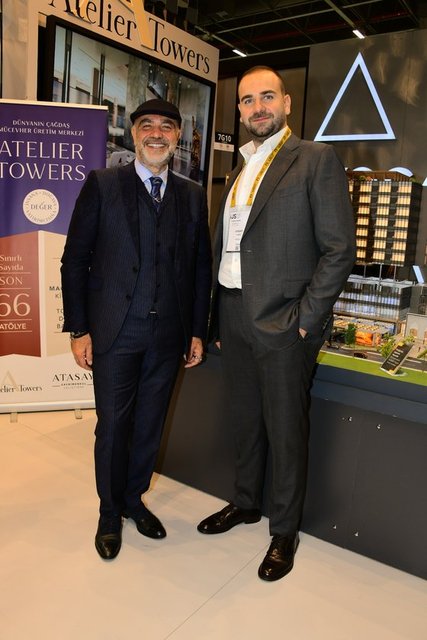 CİHAN VE ATASAY KAMER FUARDA MÜCEVHER TUTKUNU MİSAFİRLERİNİ AĞIRLADILAR