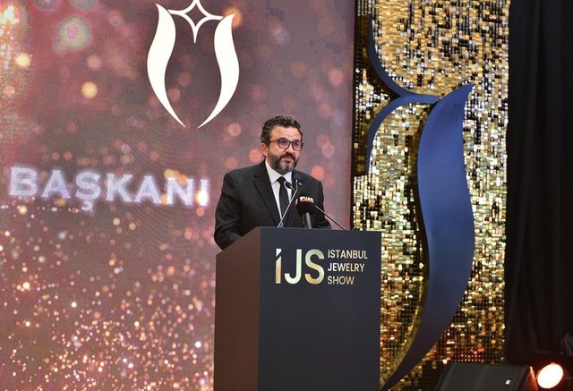 BURAK YAKIN FUARDA AÇILIŞ KONUŞMASI YAPTI.