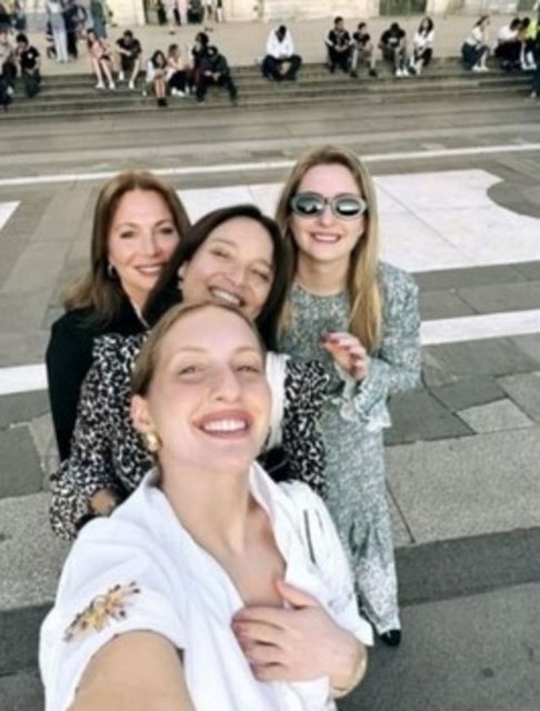 CAROLİNE KOÇ KIZLARI AYLİN VE ESRA İLE BİRLİKTE MİLANO'DA TATİL YAPTI.