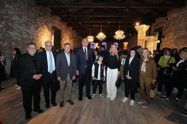 İTALYA'DA DÜZENLENEN VENEDİK BİENALİ'NDE TÜRKİYE PAVYONU'NUN AÇILIŞINI GERÇEKLEŞTİREN KÜLTÜR VE TURİZM BAKANI MEHMET NURİ ERSOY EŞİ PERVİNB ERSOY VE İKSV YÖNETİM KURULU BAŞKANI BÜLENT ECZACIBAŞI SANTÇILARLA POZ VERDİLER.