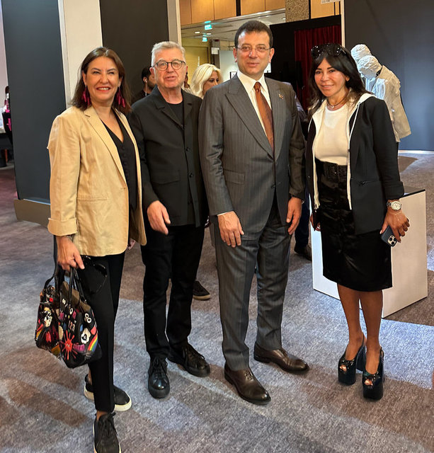 ALİ VE RABİA GÜRELİ ÇİFTİ İSTANBUL BÜYÜKŞEHİR BELEDİYE BAŞKANI EKREM İMAMOĞLU VE AKBANK YÖNETİM KURULU BAŞKANI SUZAN SABANCI İLE CI BLOOM DAVETİNDE BULUŞTU.