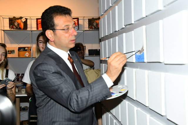 İSTANBUL BÜYÜKŞEHİR BELEDİYE BAŞKANI EKREM İMAMOĞLU SANAT ETKİNLİĞİNDE FIRÇAYI ELİNE ALARAK RESİM YAPTI.