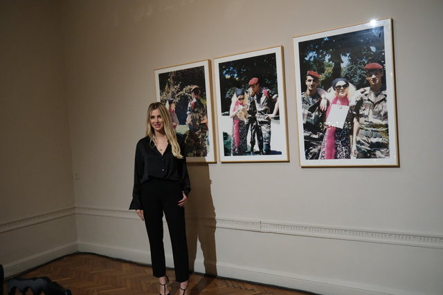 PINAR SABANCI ARTFUL DİNİNG DAVETİNDE ESERLERİ İNCELEDİ.