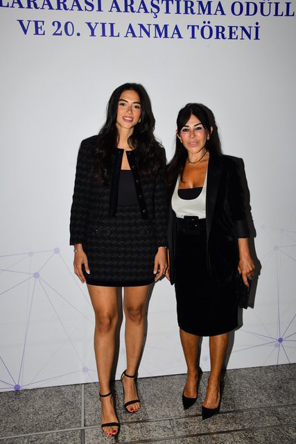 CEYDA DİNÇER ANNESİ SUZAN SABANCI İLE BİRLİKTE ANMAYA KATILDI.
