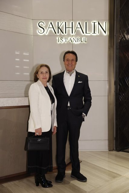ZORLU HOLDİNG YÖNETİM KURULU BAŞKANI AHMET NAZİF ZORLU EŞİ ZÜLAL ZORLU İLE BİRLİKTE AÇILIŞ GECESİNE KATILARAK LEZZETLİ MENÜNÜN TADINA BAKTILAR.