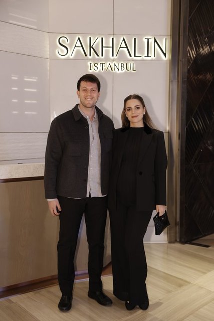 GENÇ İŞ İNSANI BERKUN ZORLU AÇILIŞ GECESİNE EŞİ ANA MERCEDES FERNANDEZ İLE GELDİ.