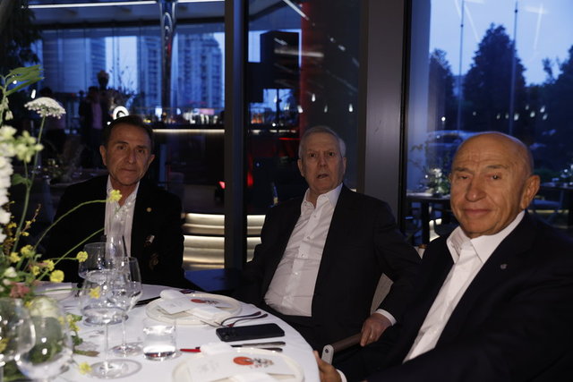 OSMAN MÜFTÜOĞLU,  AZİZ YILDIRIM VE NİHAT ÖZDEMİR AYNI MASADA OTURDU