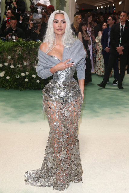 KIM KARDASHIAN GRİ ŞIKLIĞIYLA KIRMIZI HALIDA...