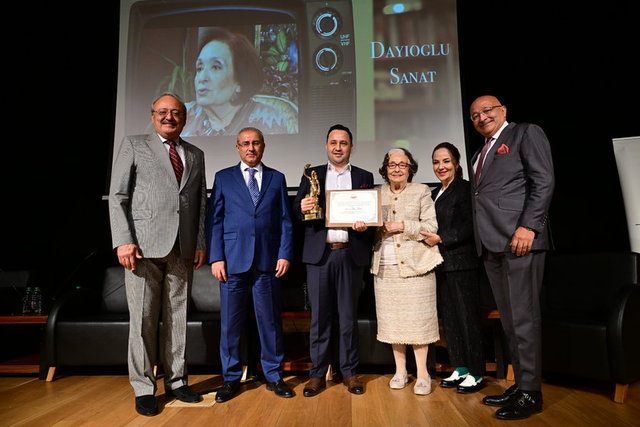 AV.CEMAL DAYIOĞLU, VALİ YARDIMCISI MUSTAFA KAYA, TUNÇ KURT, GÜLTEN DAYIOĞLU, VALİ MÜLKİYE BAŞMÜFETTİŞİ FUNDA KOCABIYIK, AV. MURAT DAYIOĞLU