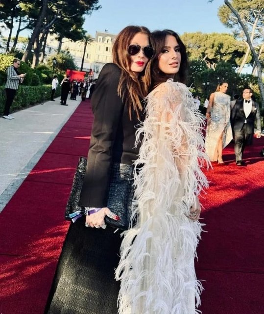 NEVBAHAR KOÇ CANNES'TA POZ VERDİ.