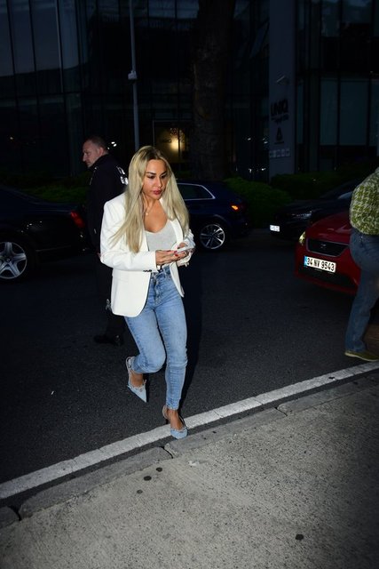 MERVE ÇETİNDOĞAN ANNESİ DEMET SABANCI ÇETİNDOĞAN'A GECEDE EŞLİK ETTİ.