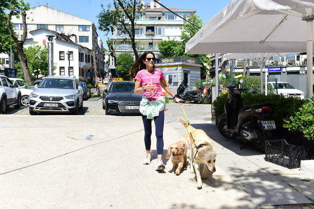 EDVİNA SPONZA KÖPEKLERİNİ BEBEK'TE DOLAŞTIRDI.
