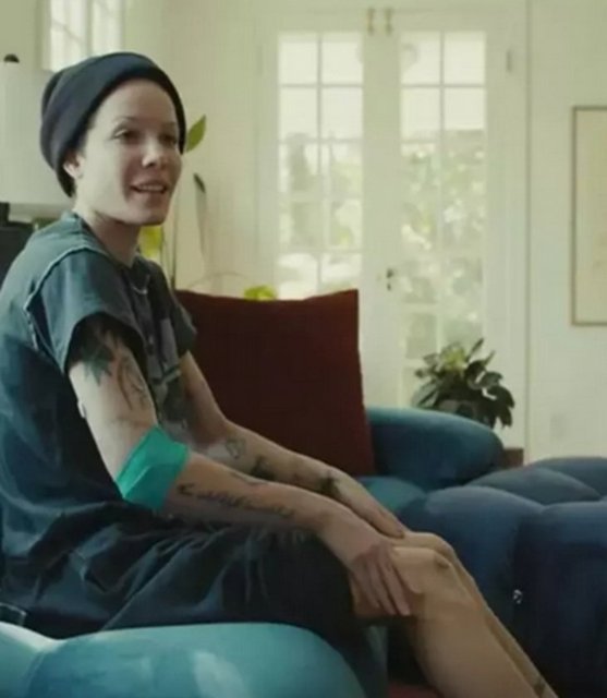 HALSEY LÖSEMİ İLE MÜCADELE ETTİĞİNİ DUYURDU.