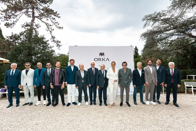 MAĞAZA AÇILIŞINDA İTALYA'DA BULUNAN ÖZEL DAVETLİLER SHOWROOM ALANINDA BİRLİKTE POZ VERDİLER.