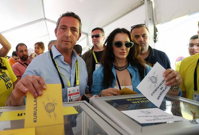 YENİDEN FENERBAHÇE'YE BAŞKAN SEÇİLEN ALİ KOÇ, EŞİ NEVBAHAR KOÇ İLE SANDIK BAŞINDA OBJEKTİFLERE POZ VERDİ