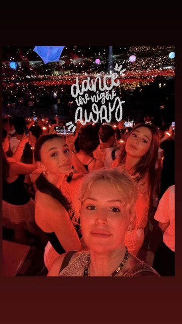 MELDA KOSİF KIZLARI MAYLA VE MELİNA İLE BİRLİKTE KONSERDE EĞLENDİ.