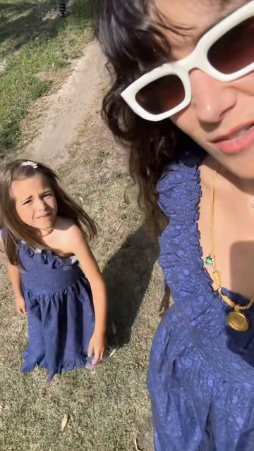 AYŞE BOYNER YEĞENİ ŞİRA İLE BİRLİKTE POZ VERDİ.