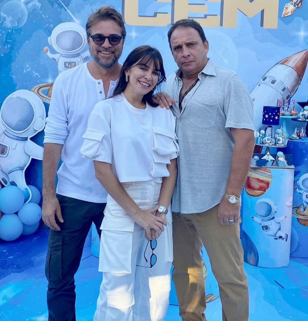 NESLİŞAH DÜZYATAN, HEM BABASI ENDER ALKOÇLAR HEM DE EŞİ ENGİN ALTAN'I TEBRİK ETTİ 