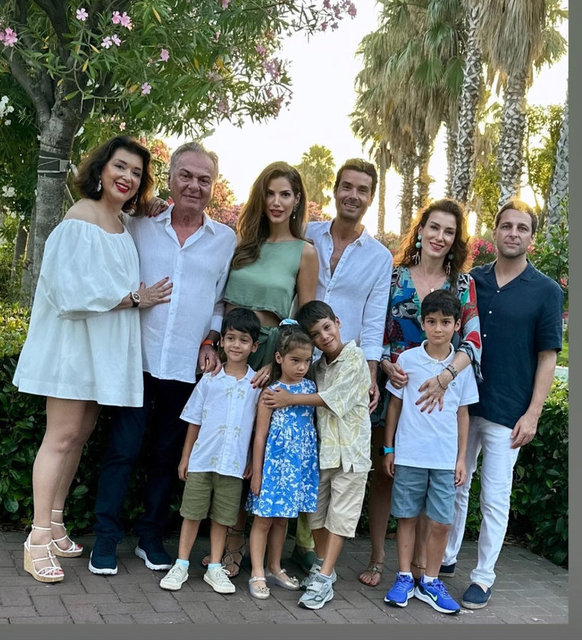 HASAN - MERAL KOSİF ÇİFTİ ÇOCUKLARI VE TORUNLARIYLA BAYRAMI BİRLİKTE GEÇİRİYOR. 