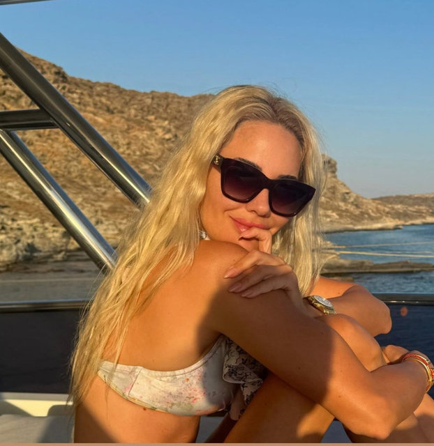 SANEM TEZMAN, YUNANİSTAN TATİLİNDE OĞLUNA POZ VERDİ