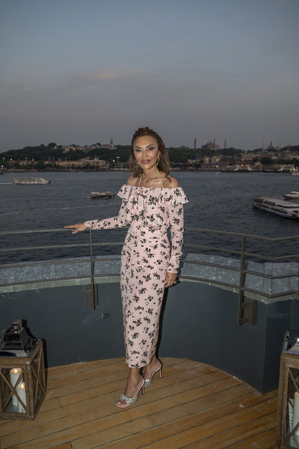 FERYAL GÜLMAN, YİNE HER ZAMANKİ GİBİ KLAS TARZINI KONUŞTURMUŞ