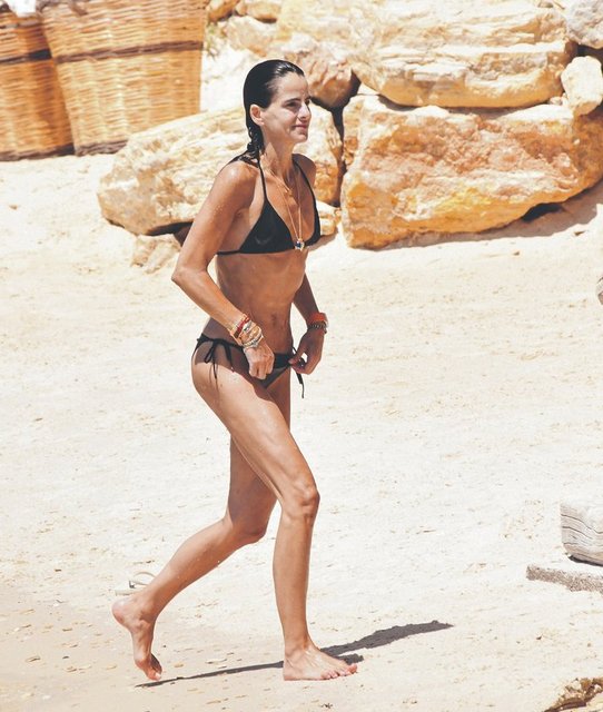 EDVİNA SPONZA, ÇEŞME'DE BOL BOL DENİZE GİRDİ