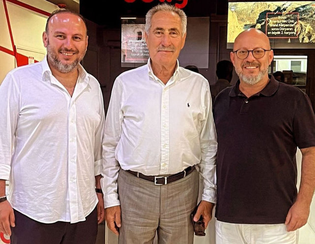 METE VARDAR, KARDEŞİ MERT VARDAR İLE ESKİ KÜLTÜR BAKANI ERTUĞRUL GÜNAY'LA BULUŞTU