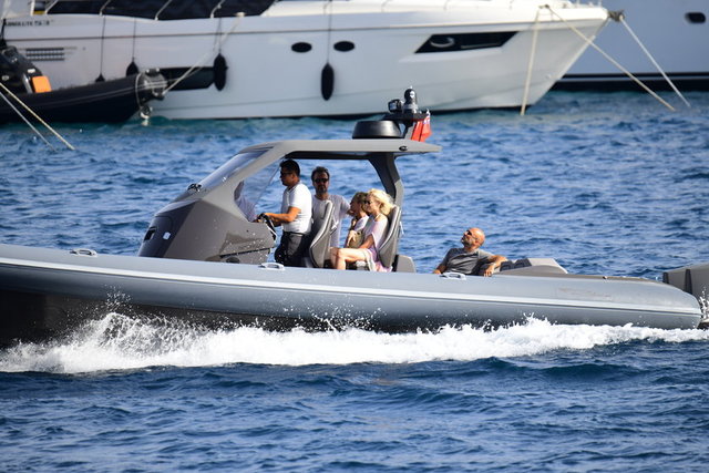 AYLİN-HAKAN SARUHAN ÇİFTİ, BODRUM'DA BOTLA KARAYA ÇIKTI
