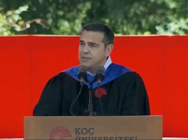 ALEXİS ÇİPRAS DA TÖRERNE KATILARA MEZUN ÖĞRENCİLERE KONUŞMA YAPTI