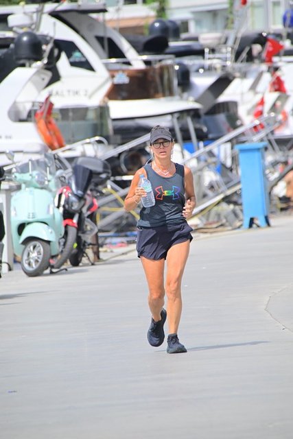 ZEYNEP ÜSTÜNEL BEBEK'TE KOŞARAK FORM TUTTU