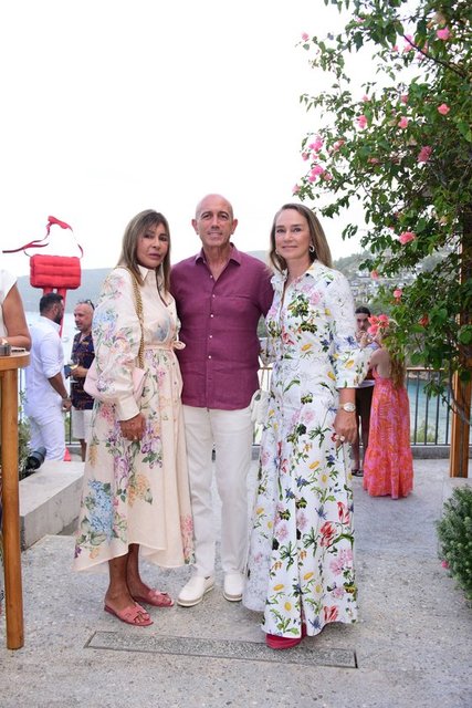 DALİA, İZZET VE ROKSİ GARİH SERGİDE BİR ARAYA GELDİ.