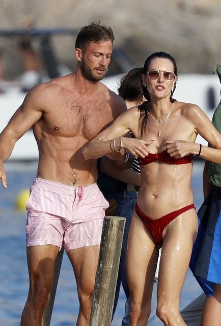 ALESSANDRA AMBROSIO, MICHAEL SMURFIT