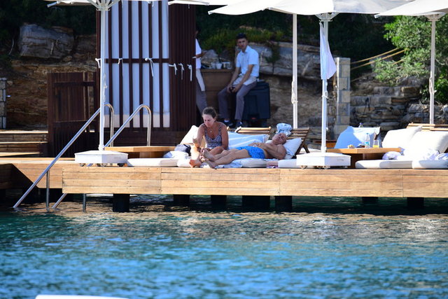 ROKSİ VE İZZET GARİH ÇİFTİ BODRUM'DA İŞ STRESİNİ ATTI.