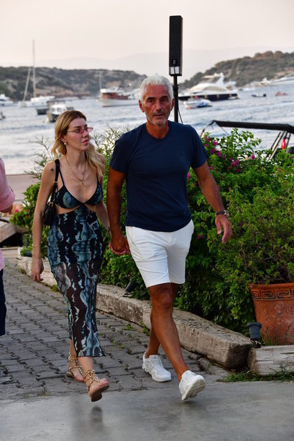 HALUK DİNÇER SEVGİLİSİYLE İLK KEZ BODRUM'DA EL ELE OBJEKTİFLERE YANSIDI.