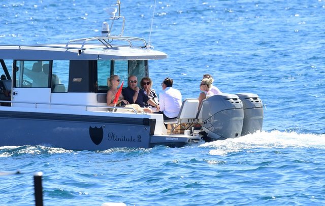 YAZI BODRUM'DA GEÇİREN FERİT ŞAHENK EŞİ DIANA ŞAHENK DOSTLARIYLA BİRLİKTE ÖĞLEN YEMEĞİ YEMEK İÇİN BULUŞTU.