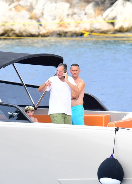 ÖMER VE ALİ GÜRSOY BODRUM'DA TEKNE İLE DOLAŞTIKTAN SONRA BODRUM'UN SERİN SULARINA KENDİLERİNİ BIRAKTILAR.
