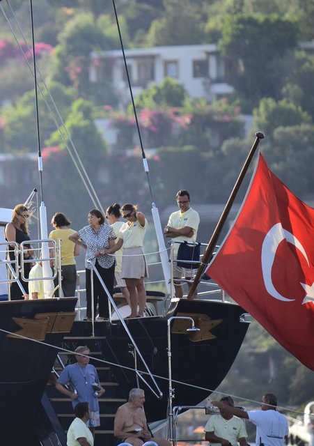 KOÇ HOLDİNG ONURSAL BAŞKANI RAHMİ KOÇ, ABLASI SEMAHAT ARSEL İLE BODRUM'DA DEMİRLİ LÜKS TEKNESİNDE TATİL YAPIYOR.