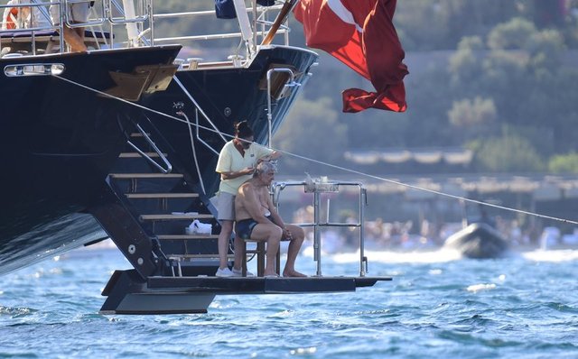 KOÇ HOLDİNG ONURSAL BAŞKANI RAHMİ KOÇ, LÜKS TEKNESİNDE TRAŞ OLDU.