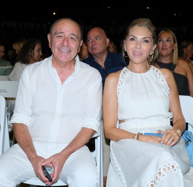 ÖMER-ARZU SABANCI ÇİFTİ EROL EVGİN'İN ŞARKILARINA EŞLİK ETTİLER.