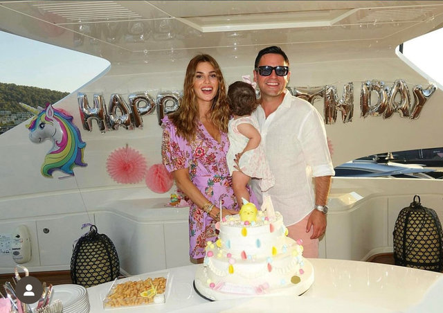 HACI VE NAZLI SABANCI ÇİFTİ BODRUM'DA DEMİRLİ  TEKNELERİNDE KIZLARI ARZU ALARA'NIN DOĞUM GÜNÜNÜ KUTLADILAR.