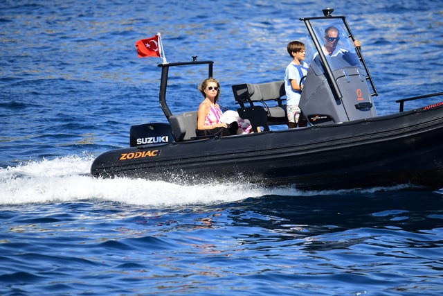 EDA KOSİF VE OĞLU KAAN KOSİF BODRUM'DA TATİL YAPARKEN OBJEKTİFLERE YANSIDI.
