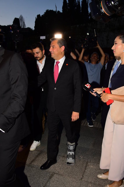 CHP GENEL BAŞKANI ÖZGÜR ÖZEL, BİR SÜRE ÖNCE EVDE AYAĞINI KIRMIŞTI. ÖZEL, DAVETE AYAĞI ÖZEL ALÇILI ŞEKİLDE GELDİ