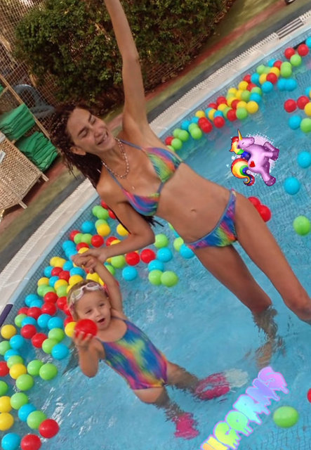 NAZLI SERT, BODRUM'DA ÇOCUKLARIYLA BOL BOL YÜZDÜ