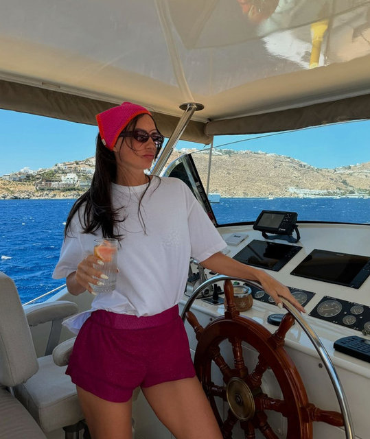SOSYAL MEDYADA AKTİF OLAN YASEMİN ÖZİLHAN, BU YAZ BODRUM VE YURT DIŞI OLMAK ÜZERE BİRÇOK KEZ TATİLE ÇIKTI