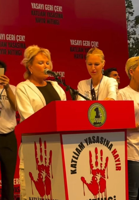 DERİN MERMERCİ, AJDA PEKKAN GİBİ BİRÇOK HAYVANSEVER YENİKAPI'DAKİ MİTİNGE KATILDI